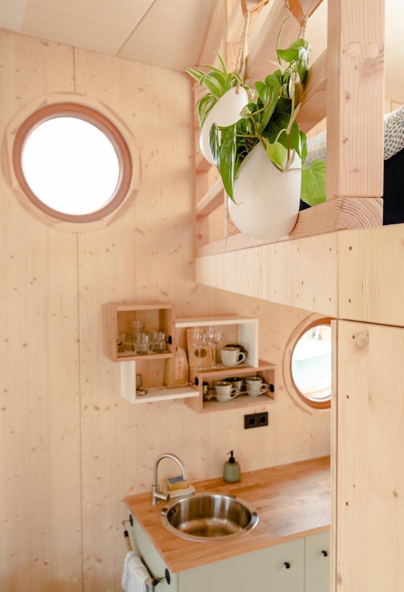 Tiny-hausboot Irene Mit Kamin Und Dachterrassenlounge Hotel en barco