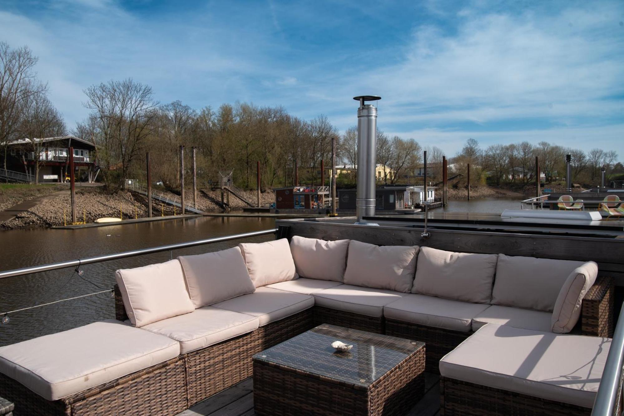 Tiny-hausboot Irene Mit Kamin Und Dachterrassenlounge Hotel en barco *
