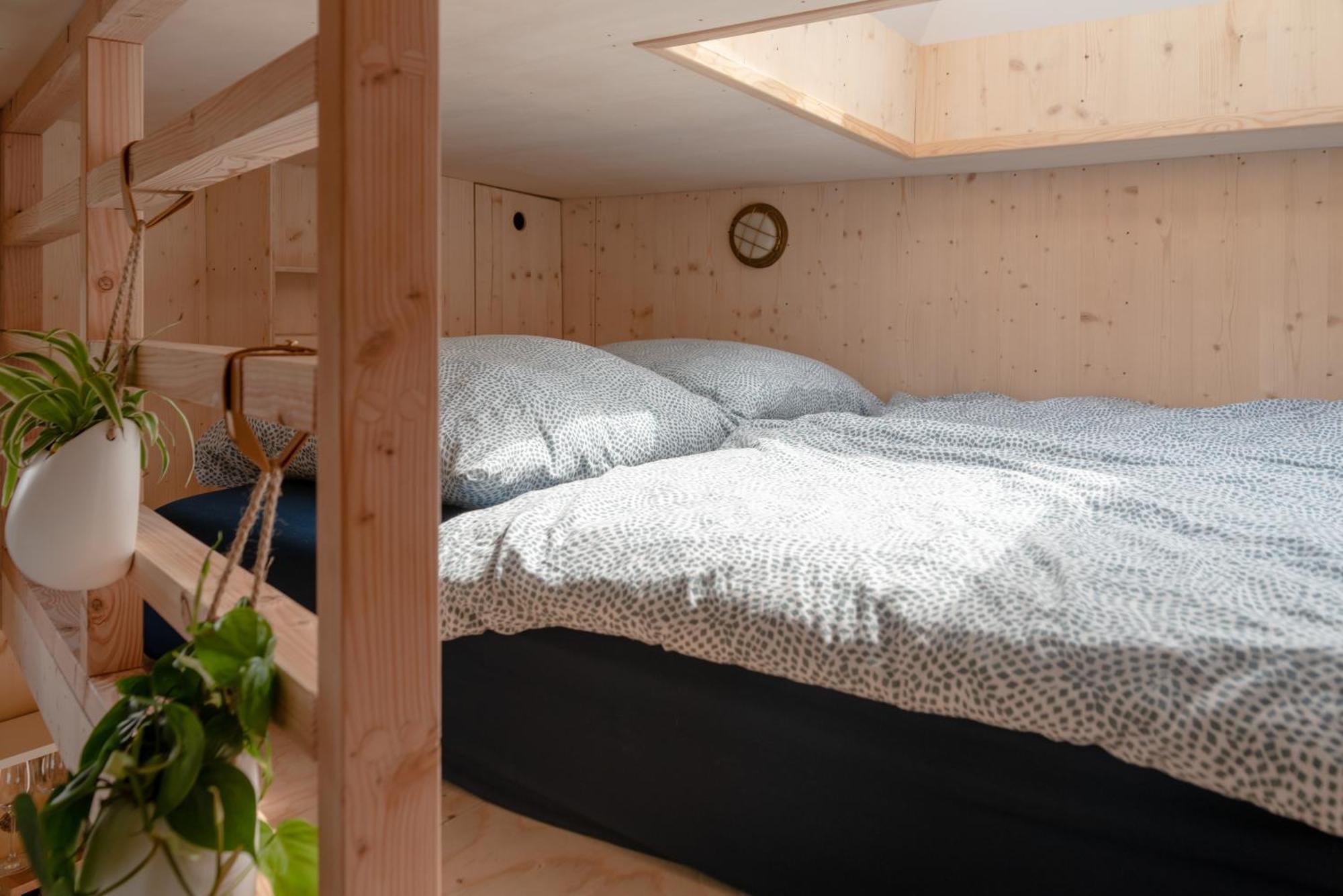 Tiny-hausboot Irene Mit Kamin Und Dachterrassenlounge