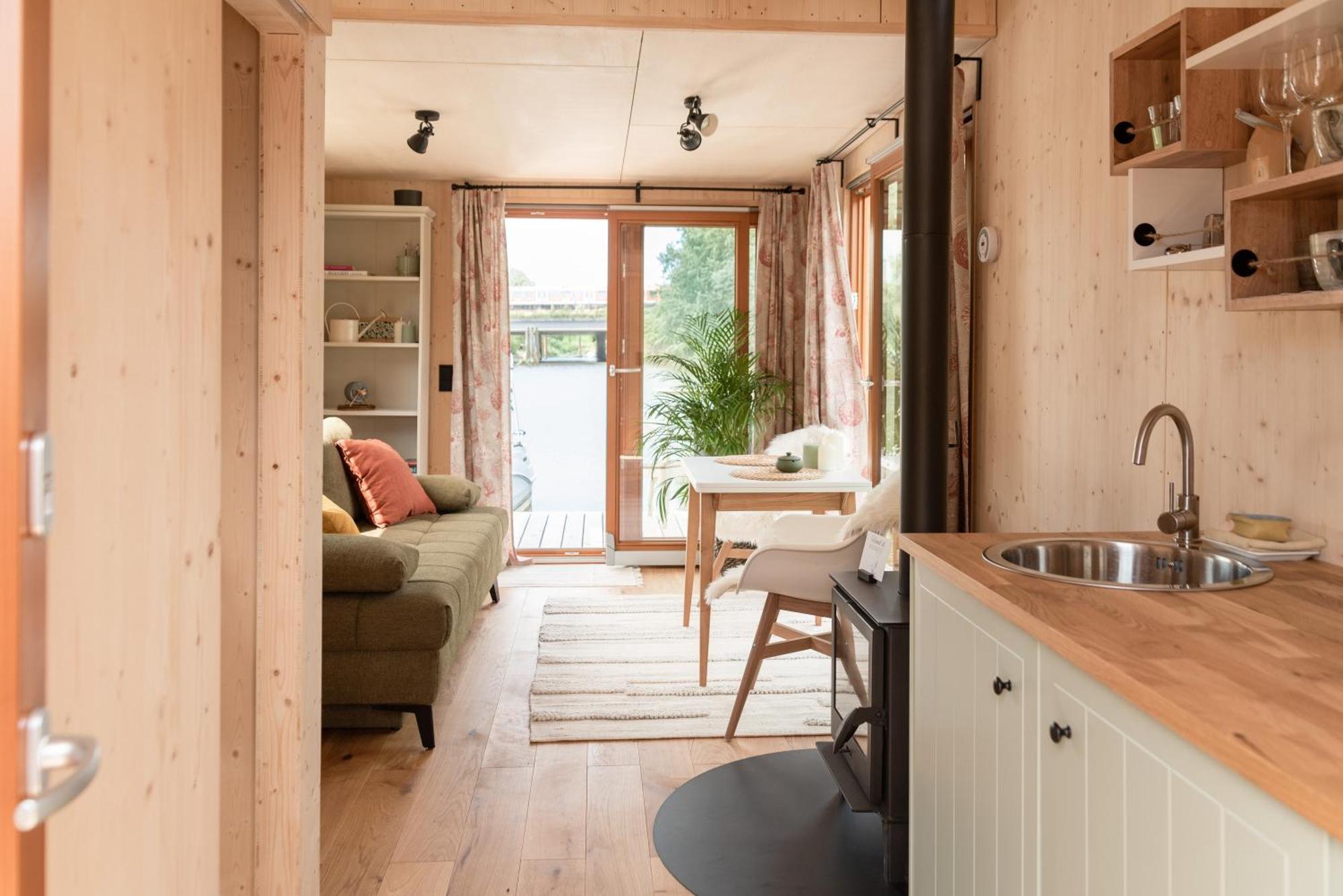 Tiny-hausboot Irene Mit Kamin Und Dachterrassenlounge Botel
