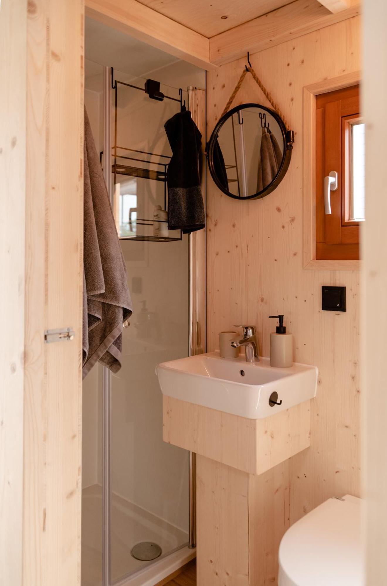 Tiny-hausboot Irene Mit Kamin Und Dachterrassenlounge Botel *