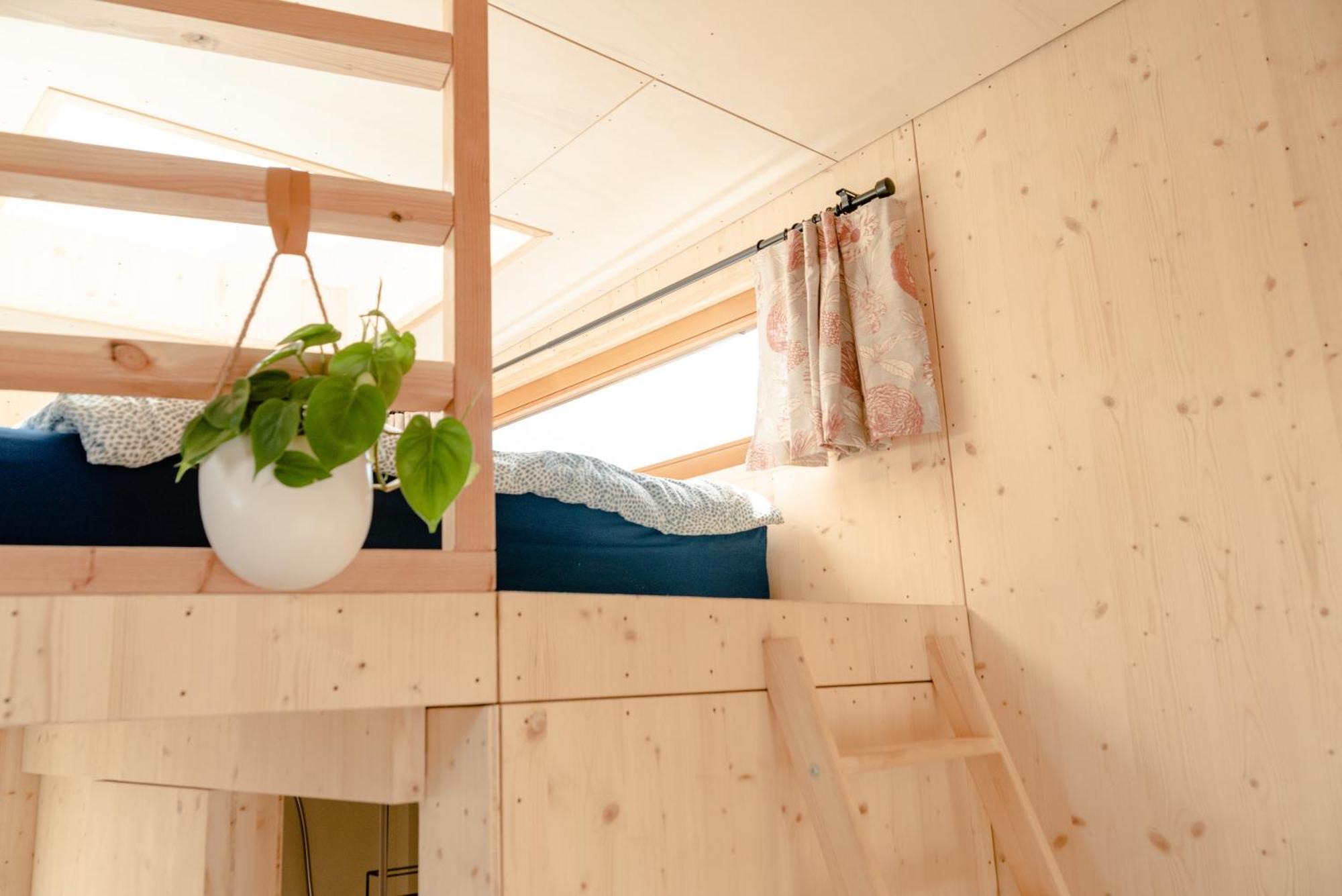 Tiny-hausboot Irene Mit Kamin Und Dachterrassenlounge Botel Hamburg