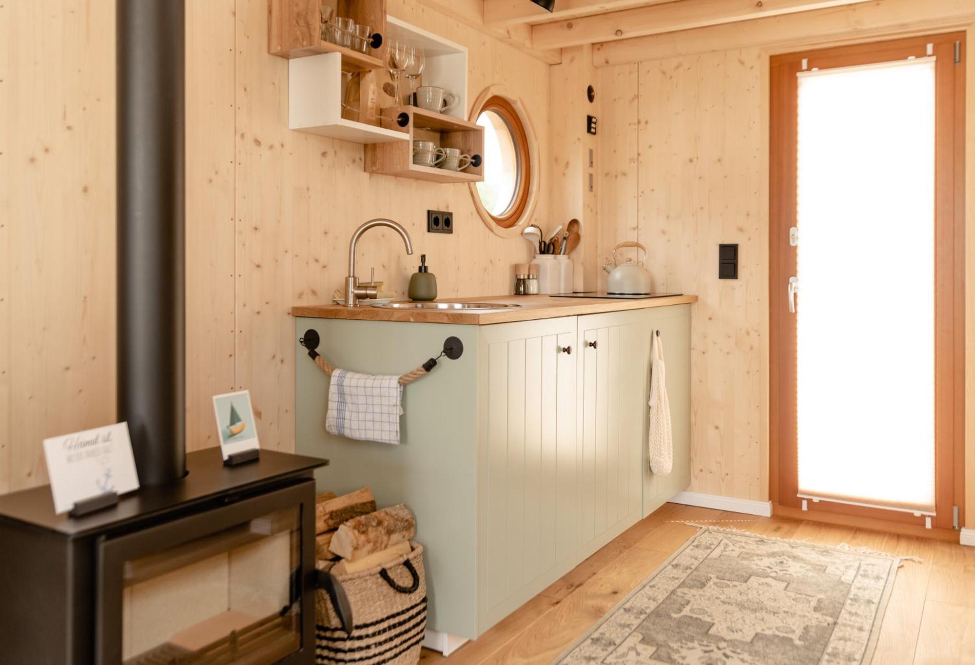 Tiny-hausboot Irene Mit Kamin Und Dachterrassenlounge